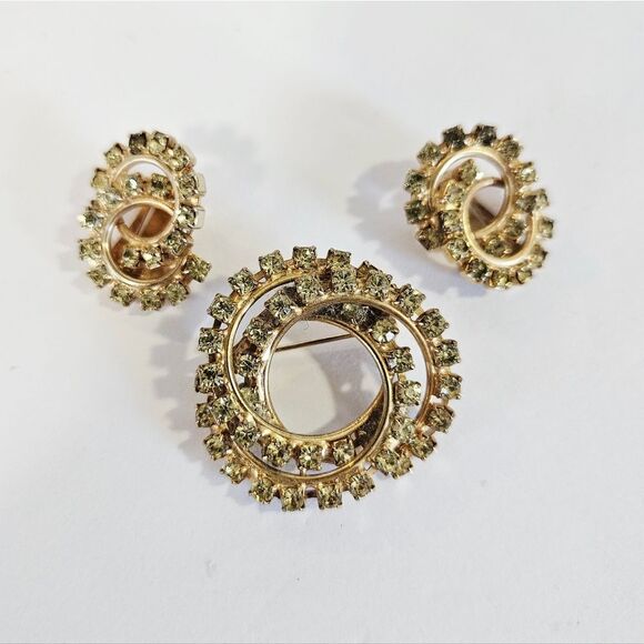 Vintage Demi Parure Open Work Green Glass Rhinestone Brooch Clip On Earring Set - Picture 3 of 11